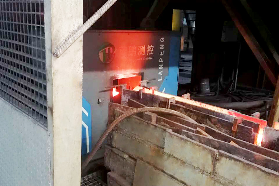 大型测宽测厚仪测量带钢、方钢等产品宽